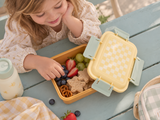 Menina a lanchar com a Lancheira Bento Stripes Yellow Chess Monnëka